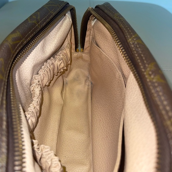 LOUIS VUITTON 
Monogram Trousse Toilette 23 - Picture 4 of 5